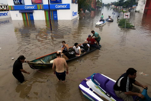 Hurricane Karl hits Mexico,10 dead