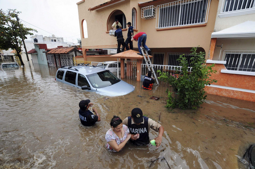 Hurricane Karl hits Mexico,10 dead