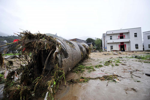 Typhoon Fanapi ravages South China