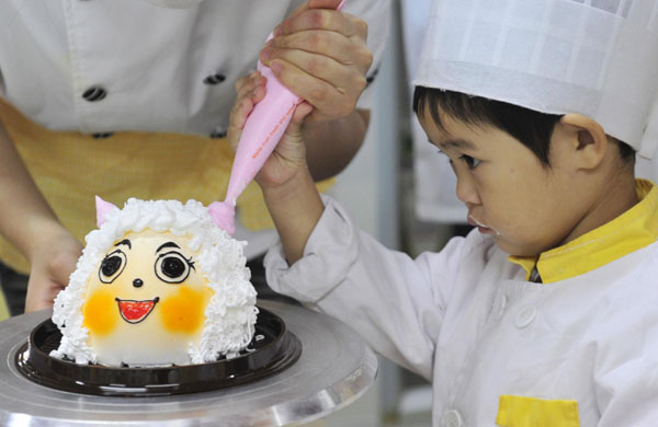 Children enjoy sweet holiday in NE China