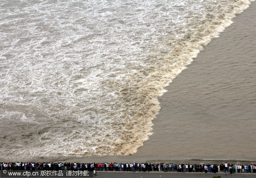 Tidal waves along Qiantang River