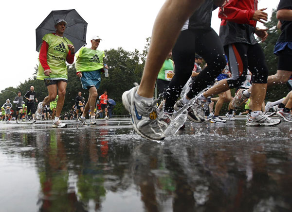 Berlin Marathon starts in pouring rain