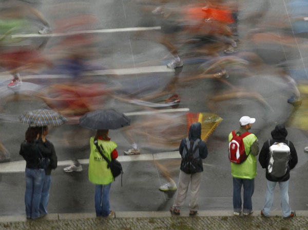 Berlin Marathon starts in pouring rain