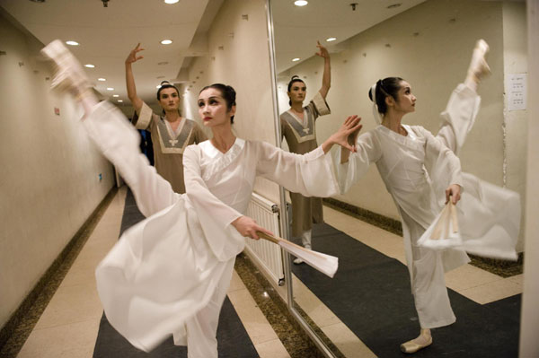 World dancers perform on Beijing stage