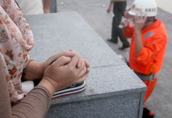 4 still missing after huge tides in Qiantang River