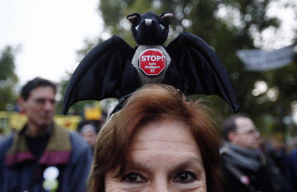 Thousands protest over new Stuttgart rail station