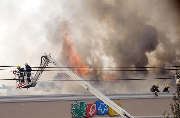 Fire engulfs restaurant in NE China