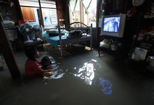 Flood swamps Bangkok; 38 killed in Thailand