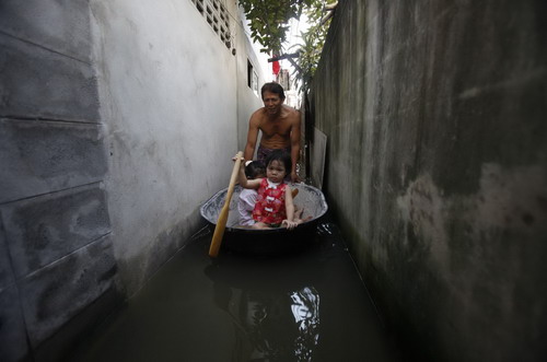 Flood swamps Bangkok; 38 killed in Thailand
