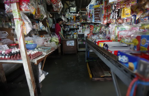 Flood swamps Bangkok; 38 killed in Thailand