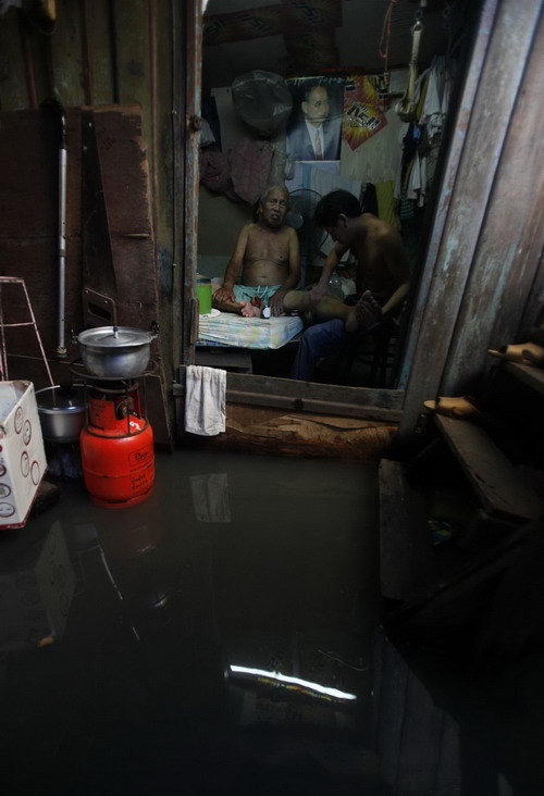 Flood swamps Bangkok; 38 killed in Thailand
