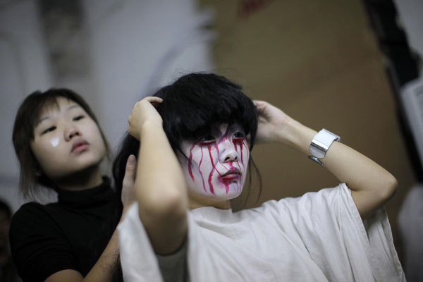 Holloween haunted house caters to Chinese visitors