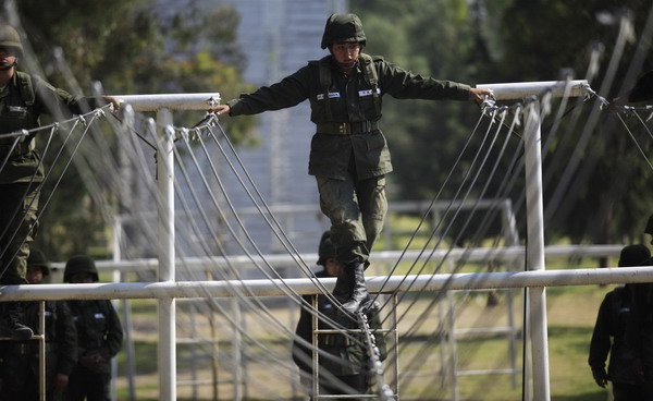 Mexican female soldiers train for drug crackdown