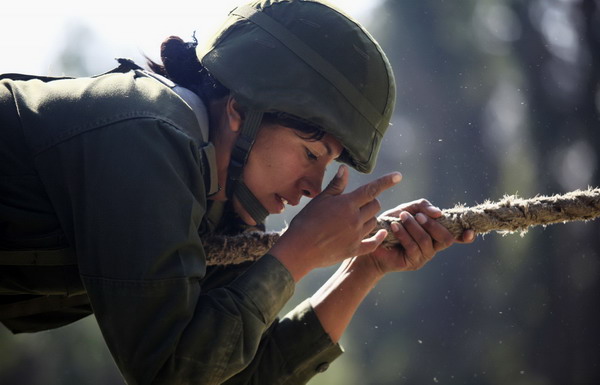 Mexican female soldiers train for drug crackdown