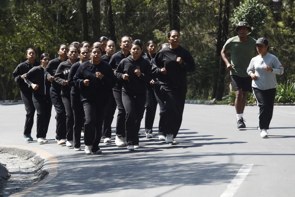 Mexican female soldiers train for drug crackdown