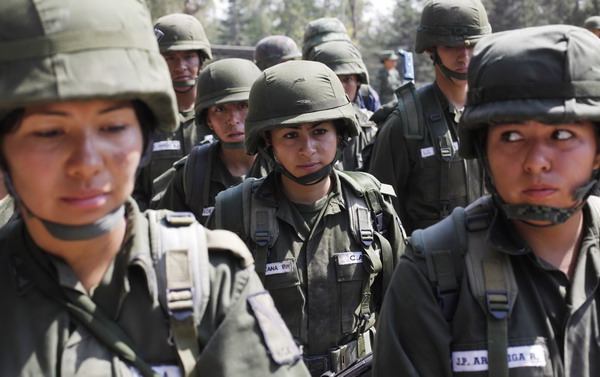 Mexican female soldiers train for drug crackdown