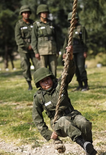 Mexican female soldiers train for drug crackdown