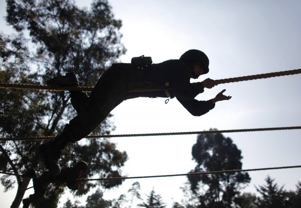 Mexican female soldiers train for drug crackdown