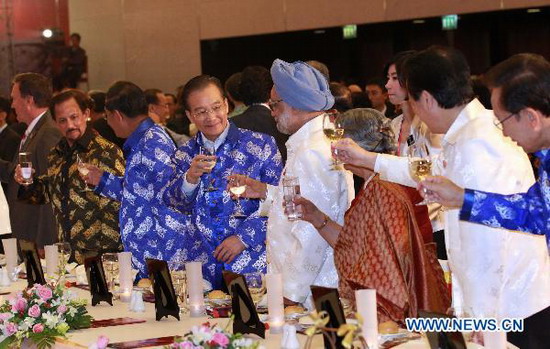Premier Wen attends welcoming dinner in Hanoi