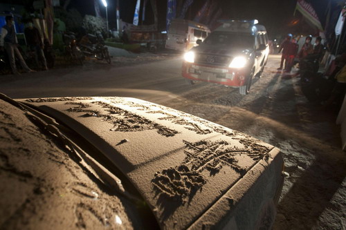 Indonesians choke up as volcano erupts again