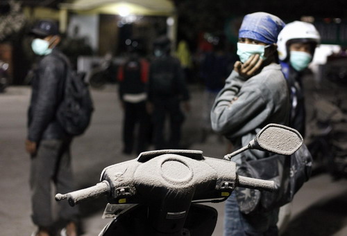 Indonesians choke up as volcano erupts again