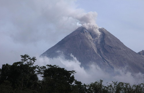 Indonesians choke up as volcano erupts again