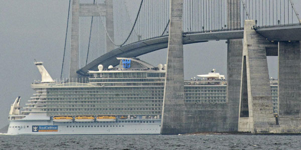 Billion-dollar cruise ship is world's largest