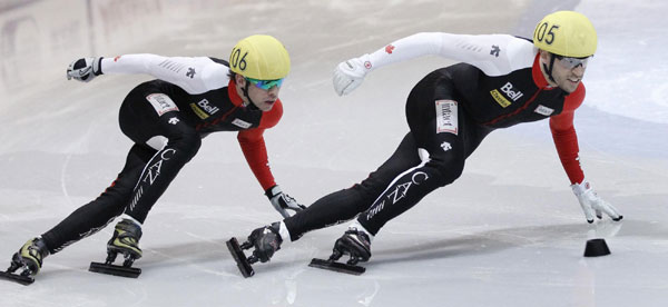 Speed skating competes in Canada