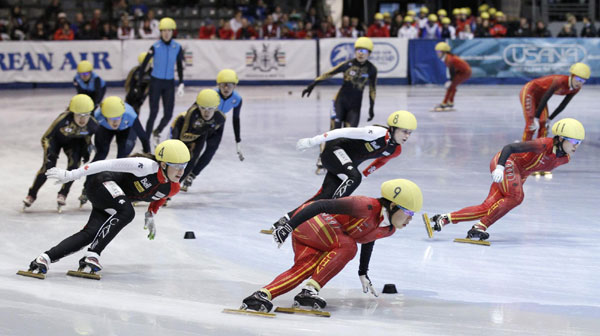 Speed skating competes in Canada