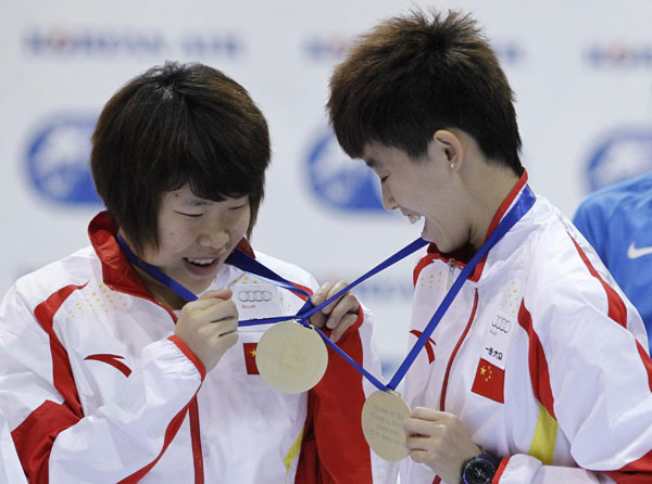 Speed skating competes in Canada