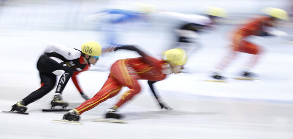 Speed skating competes in Canada