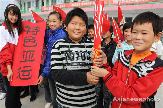 Students in Henan pass their own Asiad torch