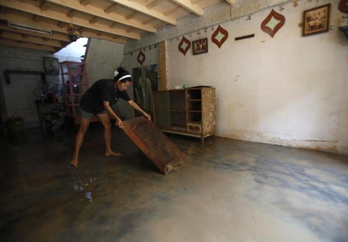 Flooding hits southern Thailand; thousands flee