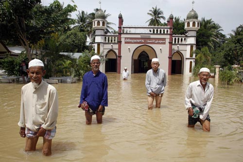 Flooding hits southern Thailand; thousands flee