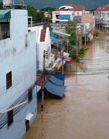 Flooding hits southern Thailand; thousands flee