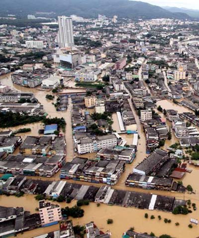 Flooding hits southern Thailand; thousands flee