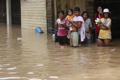 Flooding hits southern Thailand; thousands flee