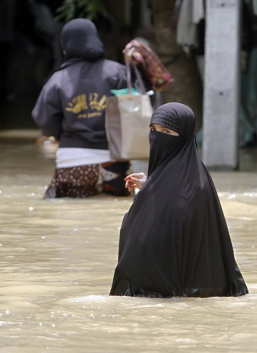 Flooding hits southern Thailand; thousands flee