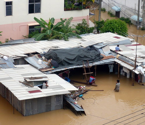 Flooding hits southern Thailand; thousands flee