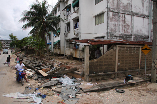 Flooding hits southern Thailand; thousands flee