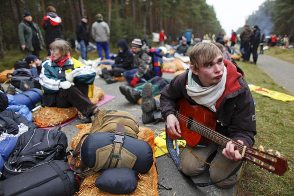 Protesters block nuclear waste to German