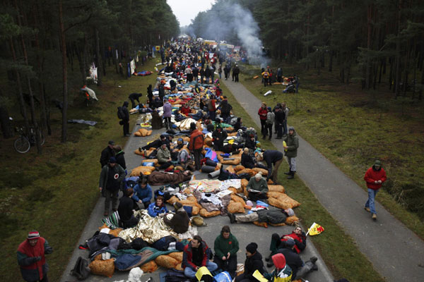 Protesters block nuclear waste to German