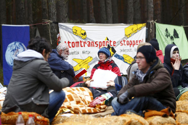 Protesters block nuclear waste to German