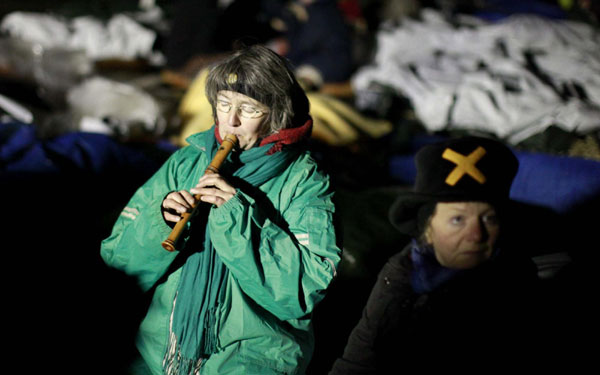 Protesters block nuclear waste to German