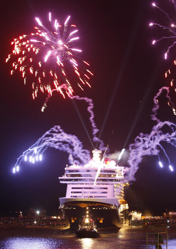 'Disney Dream' lights the river of Germany