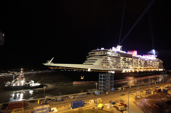 'Disney Dream' lights the river of Germany