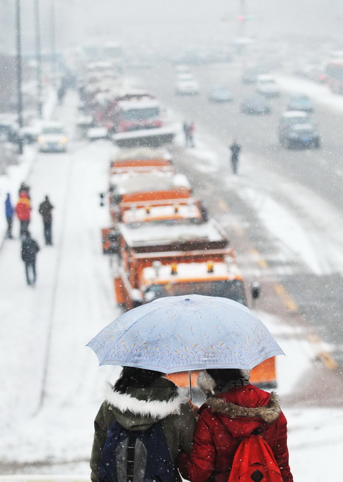 Heavy snow continues sweeping NE China city