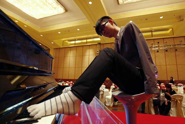 Armless pianist plays with toes