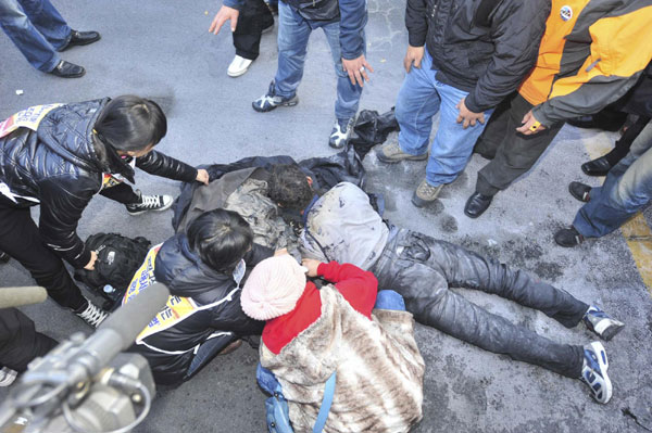 Hyundai's temporary employee burns self in rally