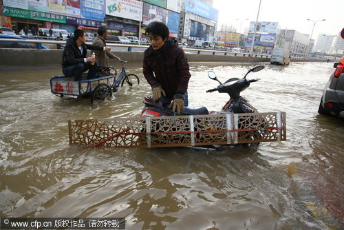 2nd pipe burst disrupts traffic in Zhengzhou